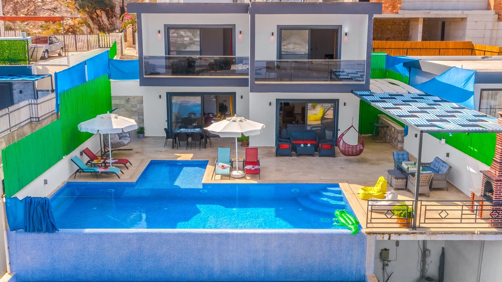 Yeşilköy’de Korunaklı Havuzlu, 4 Kişilik, Jakuzili Villa