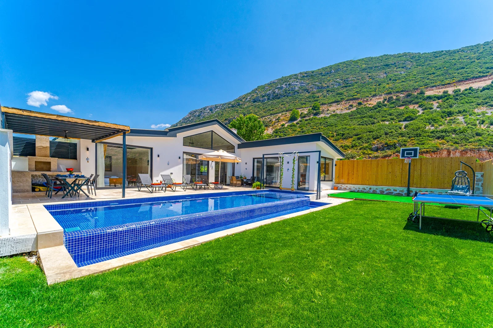 Bezirgan’da Balayı Çiftlerine Uygun, Korunaklı Havuzlu, 4 Kişilik, Ekonomik Villa
