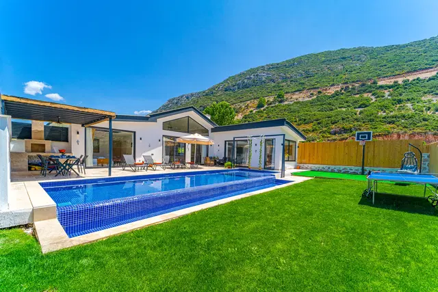 Bezirgan’da Balayı Çiftlerine Uygun, Korunaklı Havuzlu, 4 Kişilik, Ekonomik Villa