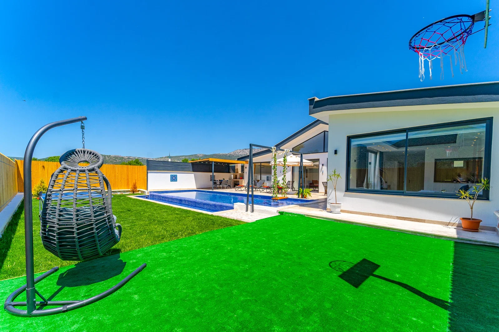 Bezirgan’da Balayı Çiftlerine Uygun, Korunaklı Havuzlu, 4 Kişilik, Ekonomik Villa
