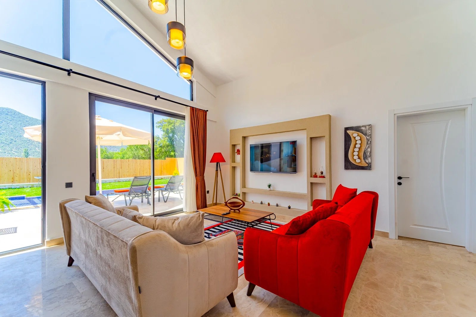 Bezirgan’da Balayı Çiftlerine Uygun, Korunaklı Havuzlu, 4 Kişilik, Ekonomik Villa