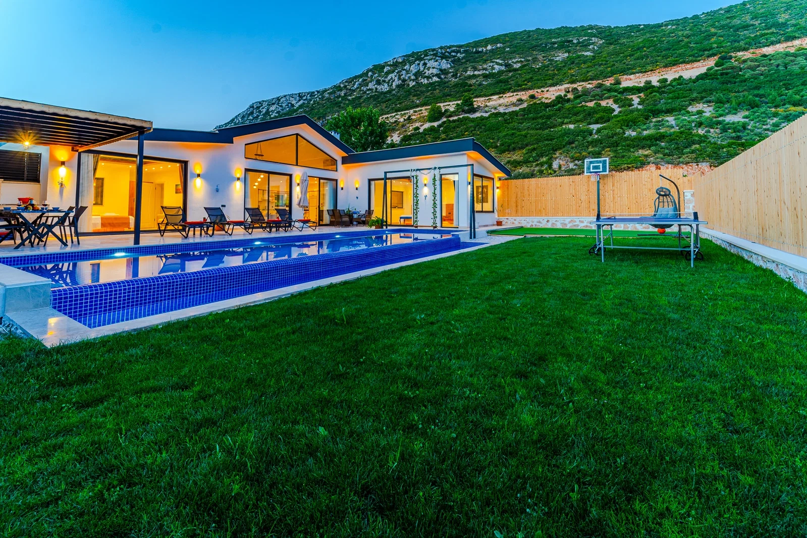 Bezirgan’da Balayı Çiftlerine Uygun, Korunaklı Havuzlu, 4 Kişilik, Ekonomik Villa