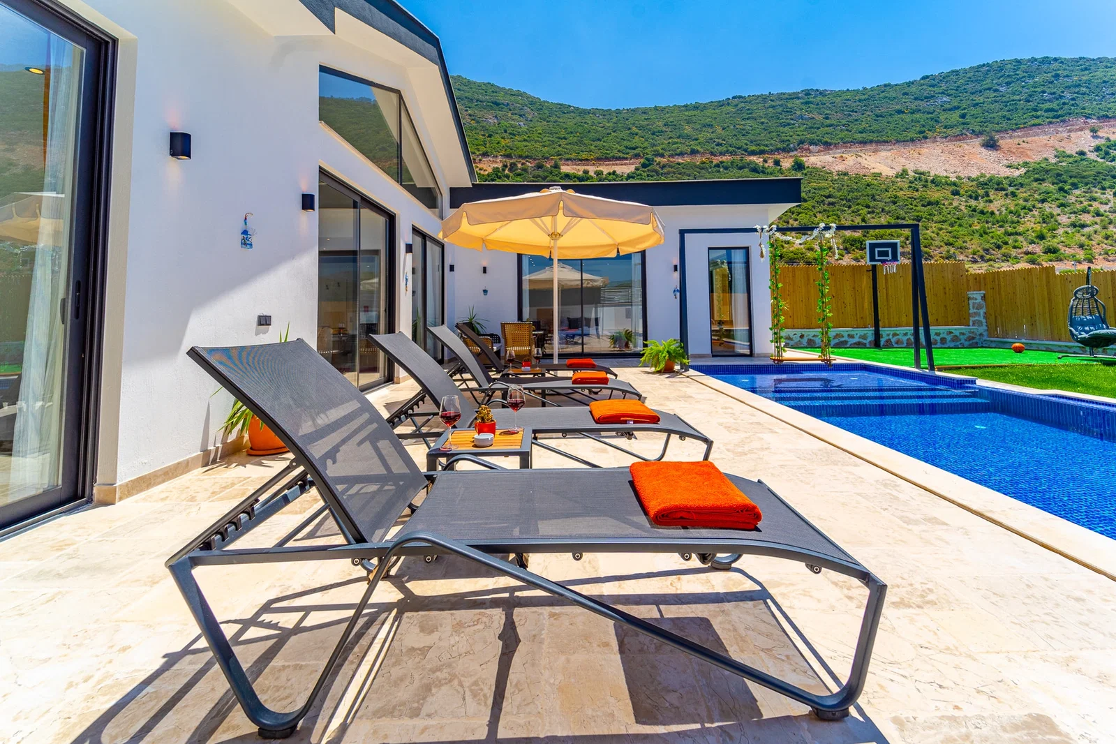 Bezirgan’da Balayı Çiftlerine Uygun, Korunaklı Havuzlu, 4 Kişilik, Ekonomik Villa