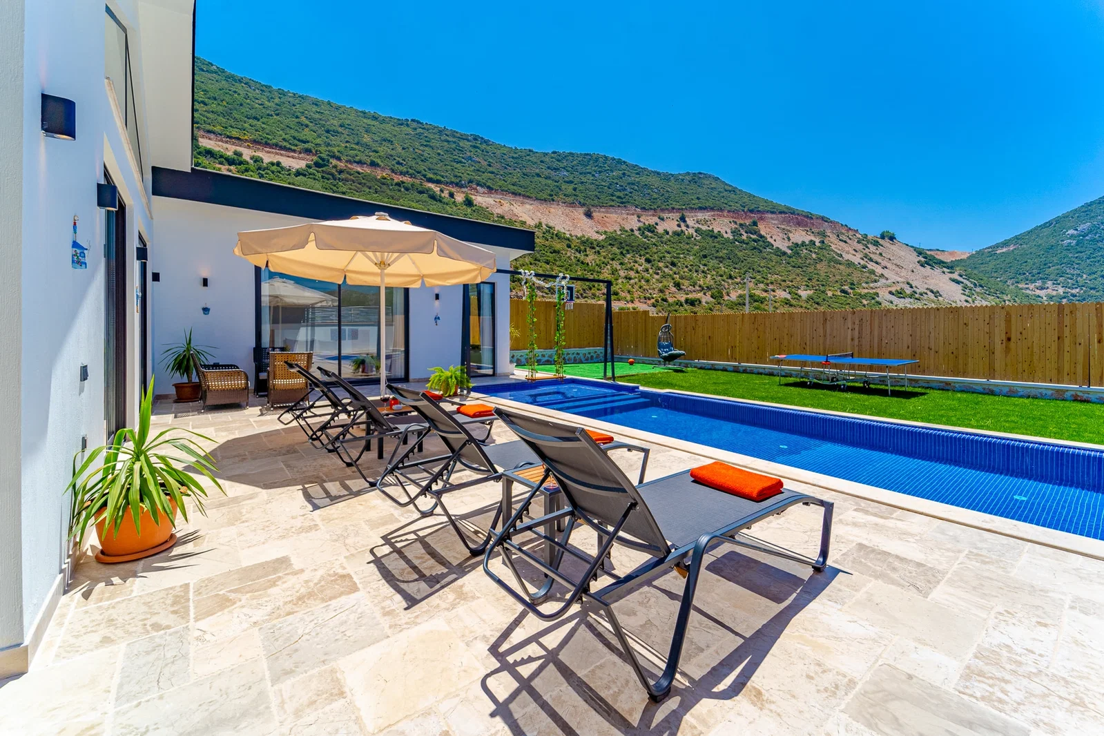 Bezirgan’da Balayı Çiftlerine Uygun, Korunaklı Havuzlu, 4 Kişilik, Ekonomik Villa