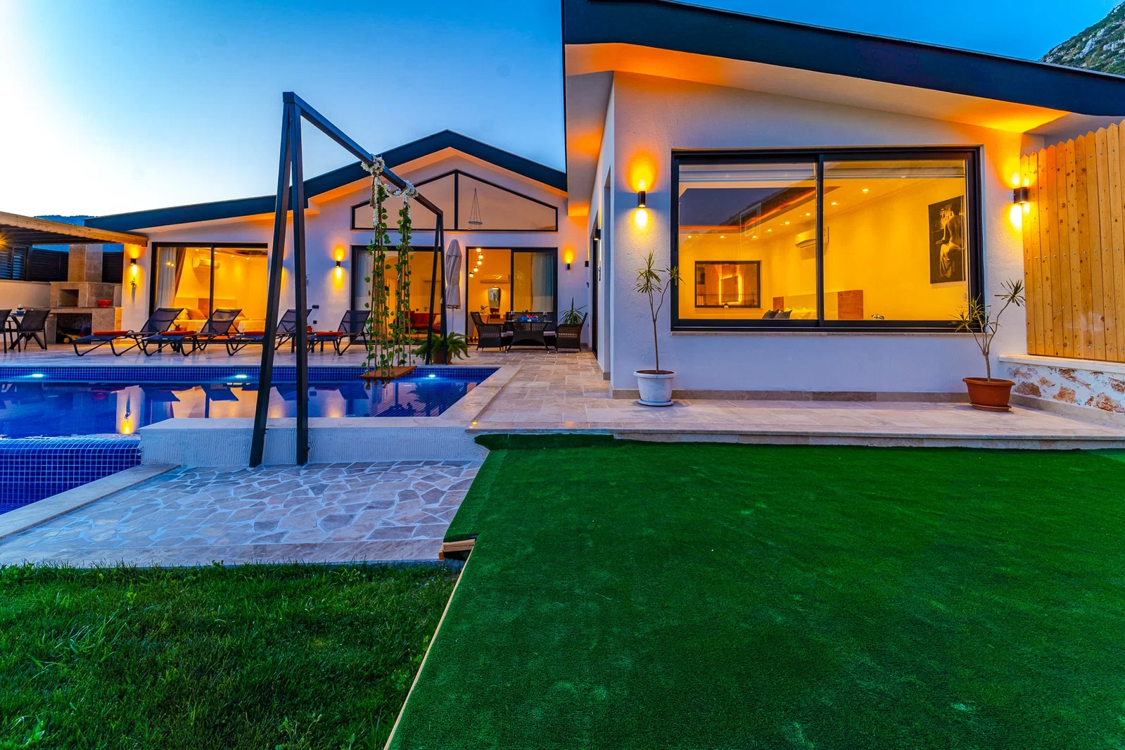Bezirgan’da Balayı Çiftlerine Uygun, Korunaklı Havuzlu, 4 Kişilik, Ekonomik Villa