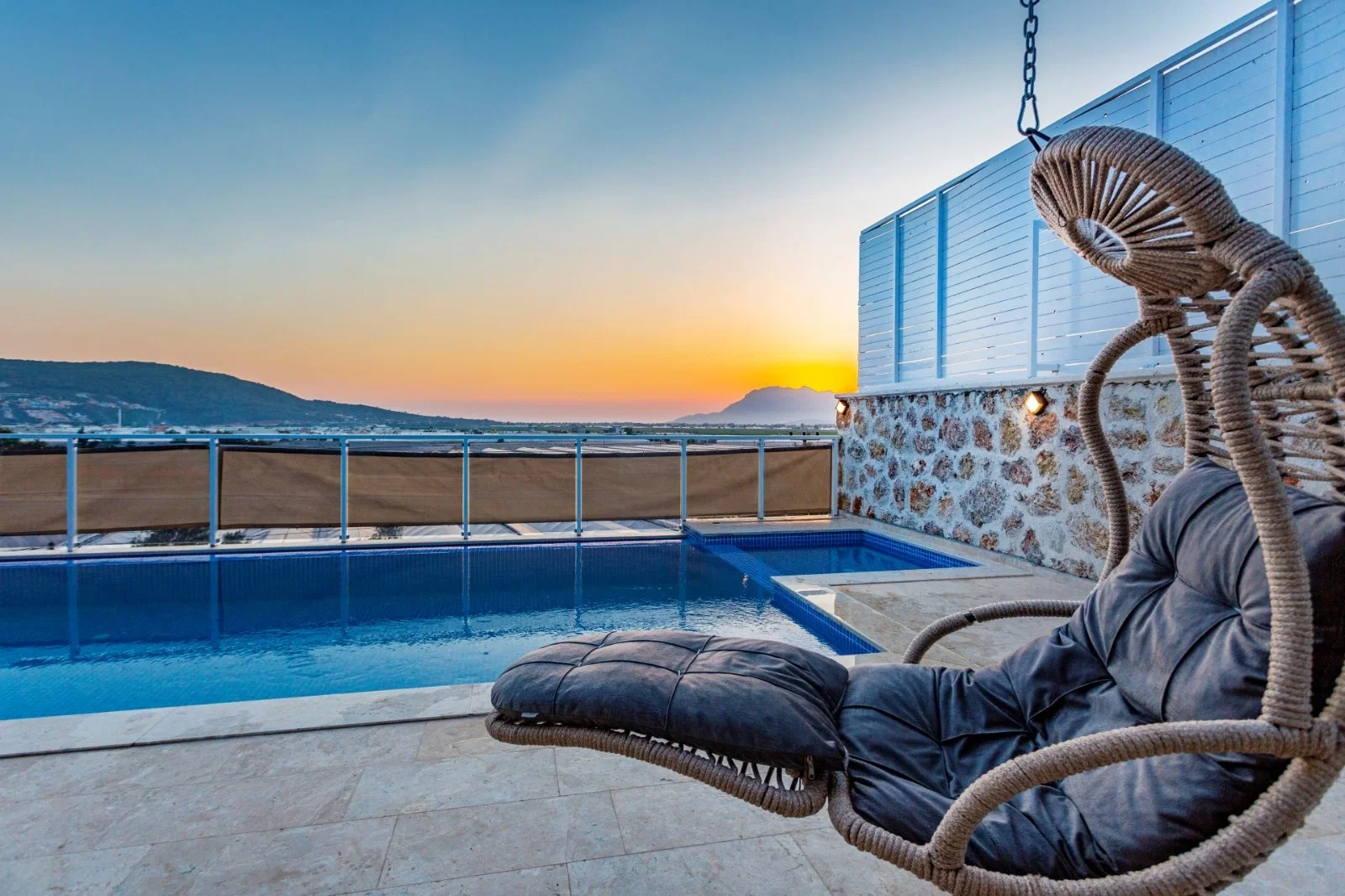 Yeşilköy’de Korunaklı, Çocuk Havuzlu, 2 Yatak Odalı, Kiralık Villa
