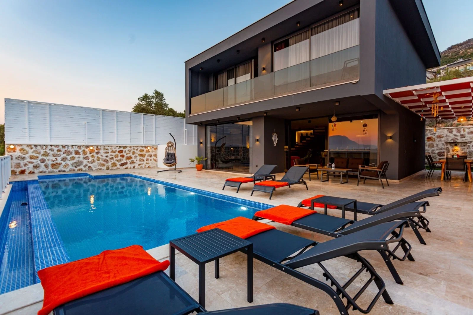 Yeşilköy’de Korunaklı, Çocuk Havuzlu, 2 Yatak Odalı, Kiralık Villa
