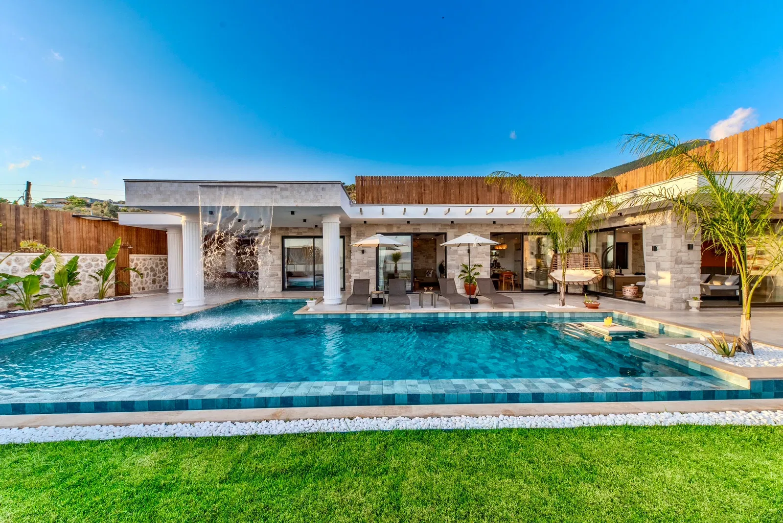 Çavdır’da korunaklı havuzlu kiralık villa