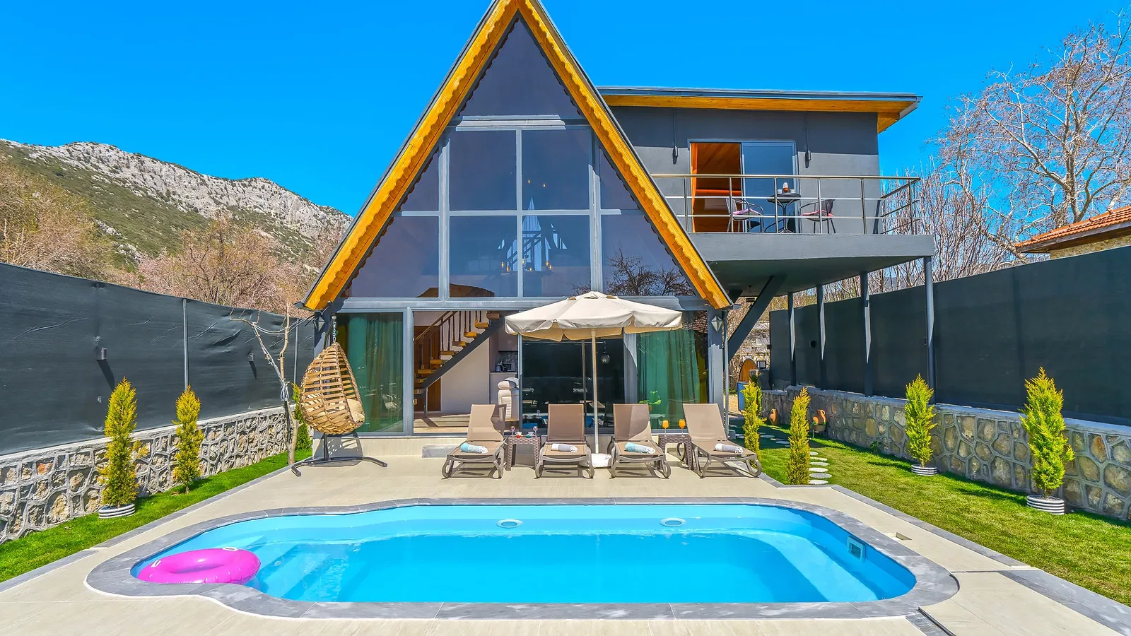 Bezirgan’da korunaklı havuzlu kiralık villa