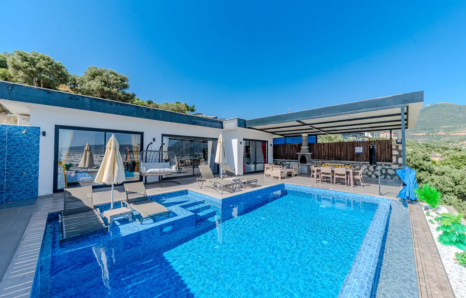 Çavdır’da korunaklı havuzlu kiralık villa