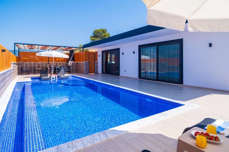 Yeşilköy’de korunaklı havuzlu kiralık villa