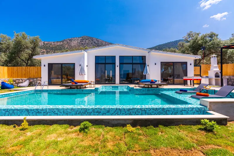 Çayköy’de korunaklı havuzlu kiralık villa