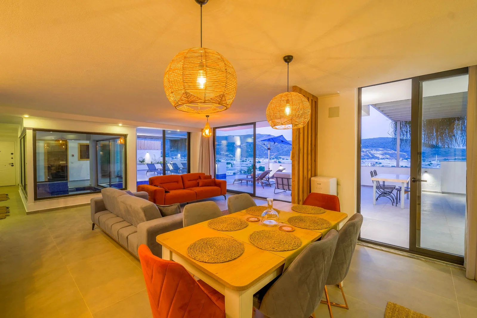 Yeşilköy’de Sakin Konumda, Isıtmalı Havuzlu, 6 Kişilik, Ekonomik Villa