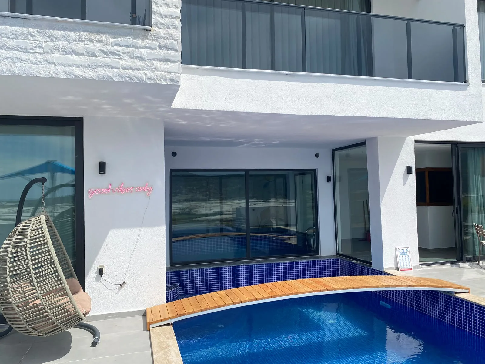 Yeşilköy’de Sakin Konumda, Isıtmalı Havuzlu, 6 Kişilik, Ekonomik Villa