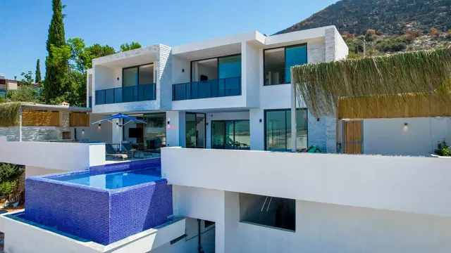 Yeşilköy’de Sakin Konumda, Isıtmalı Havuzlu, 6 Kişilik, Ekonomik Villa