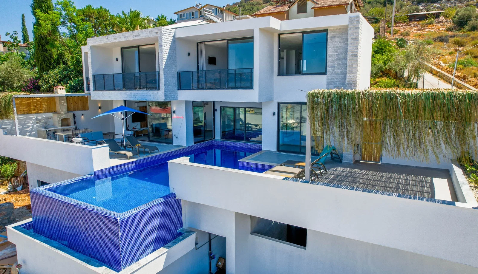 Yeşilköy’de Sakin Konumda, Isıtmalı Havuzlu, 6 Kişilik, Ekonomik Villa