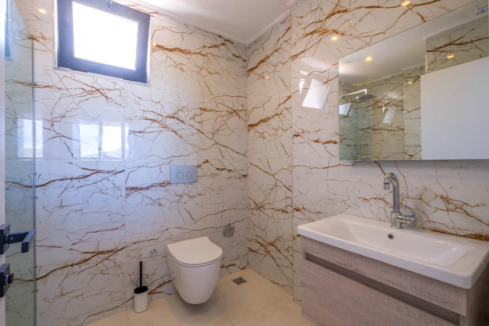 Yeşilköy’de Sakin Konumda, Isıtmalı Havuzlu, 6 Kişilik, Ekonomik Villa