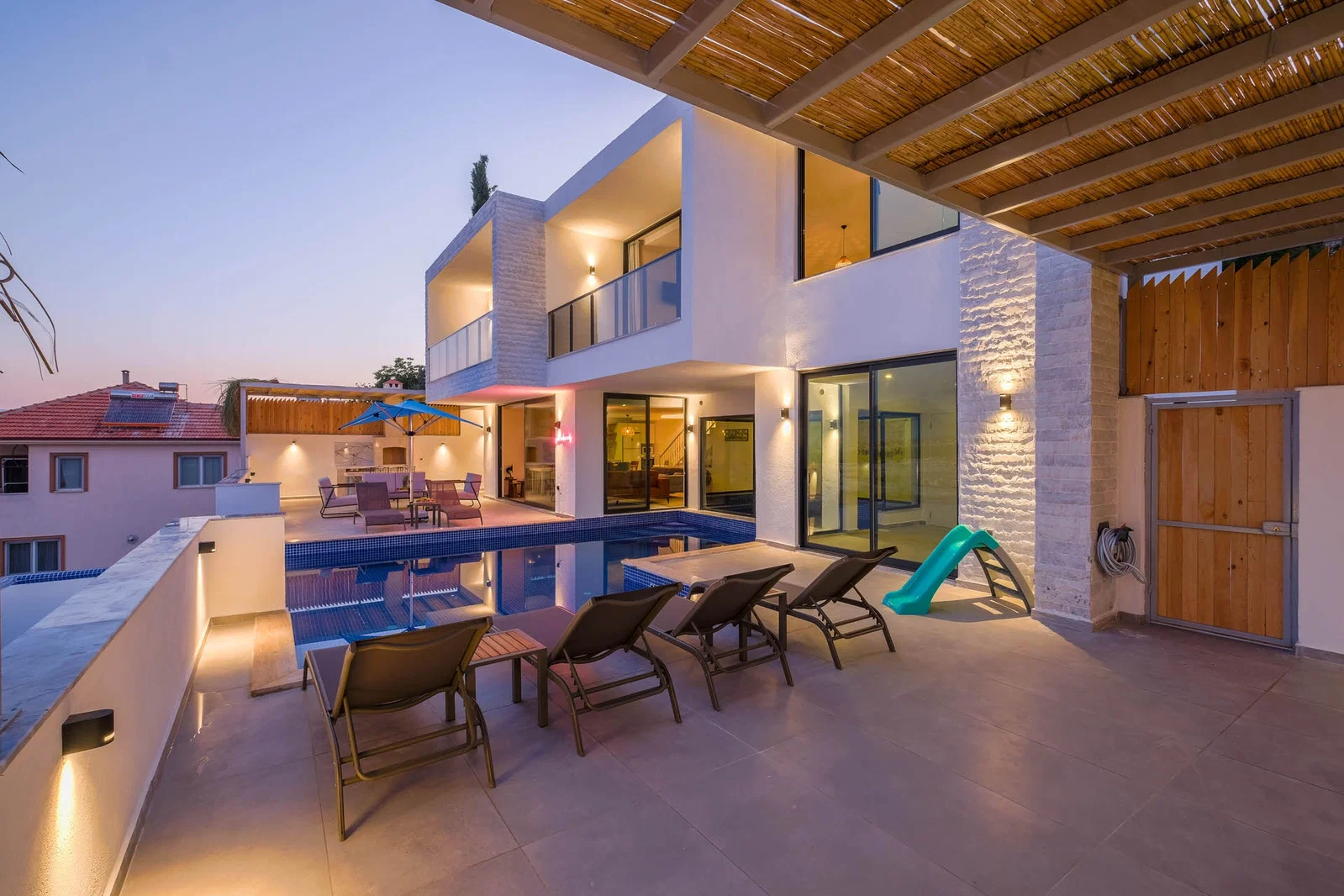 Yeşilköy’de Sakin Konumda, Isıtmalı Havuzlu, 6 Kişilik, Ekonomik Villa