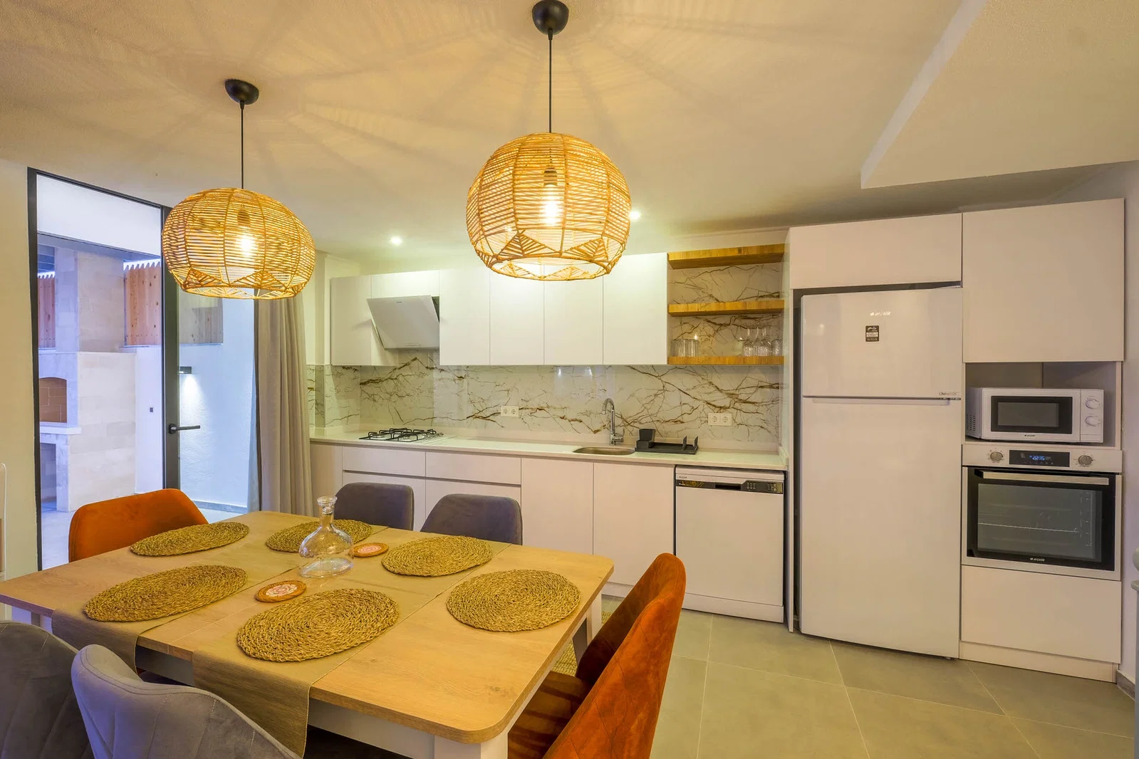 Yeşilköy’de Sakin Konumda, Isıtmalı Havuzlu, 6 Kişilik, Ekonomik Villa