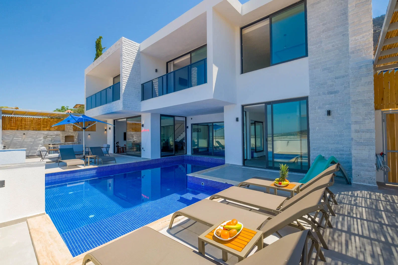 Yeşilköy’de Sakin Konumda, Isıtmalı Havuzlu, 6 Kişilik, Ekonomik Villa