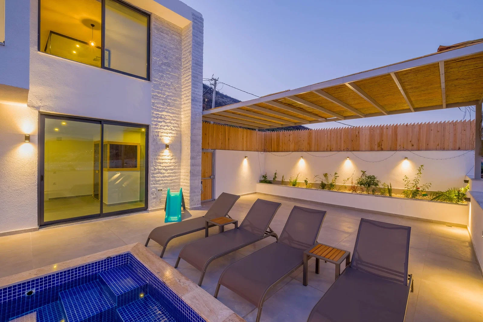 Yeşilköy’de Sakin Konumda, Isıtmalı Havuzlu, 6 Kişilik, Ekonomik Villa