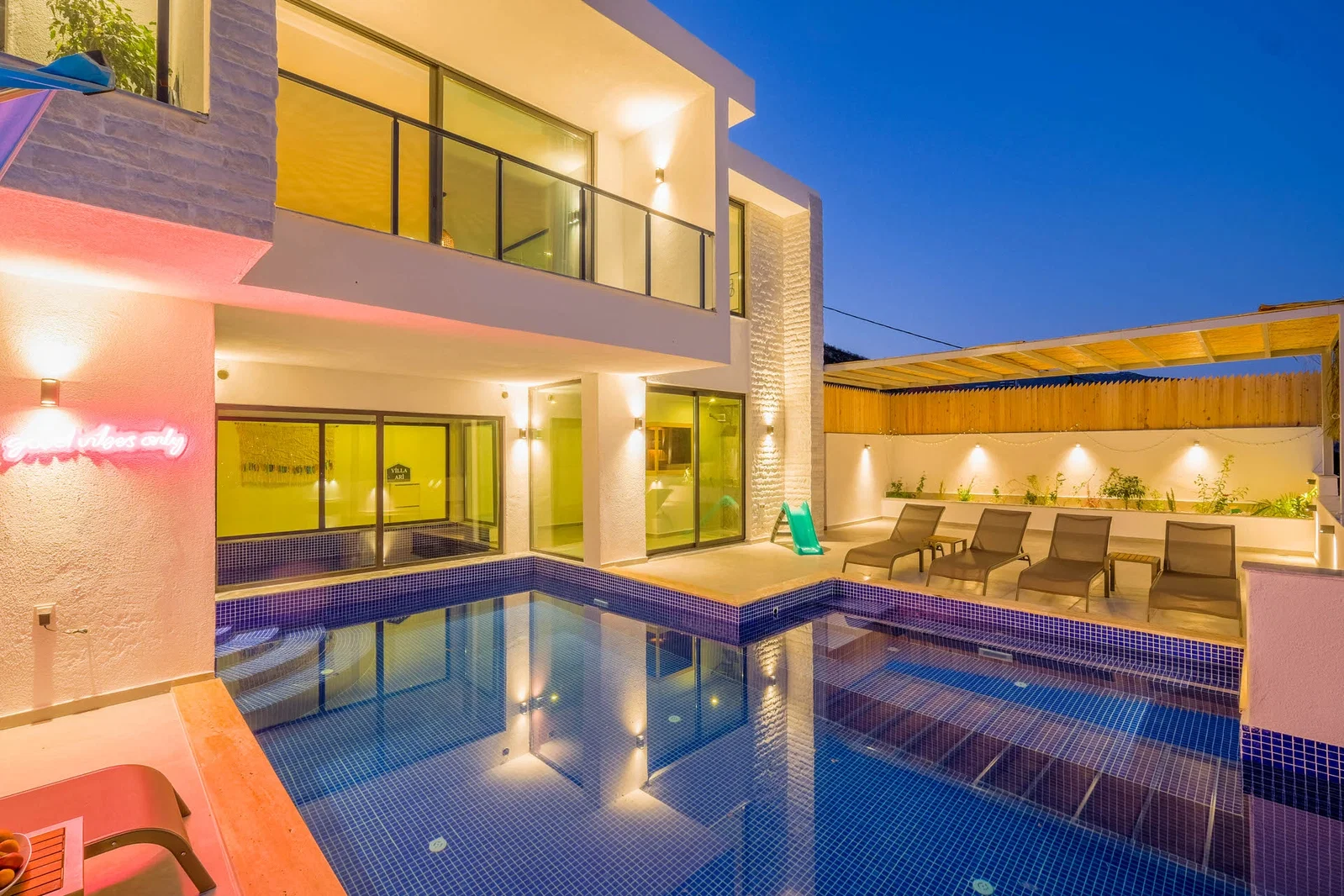 Yeşilköy’de Sakin Konumda, Isıtmalı Havuzlu, 6 Kişilik, Ekonomik Villa