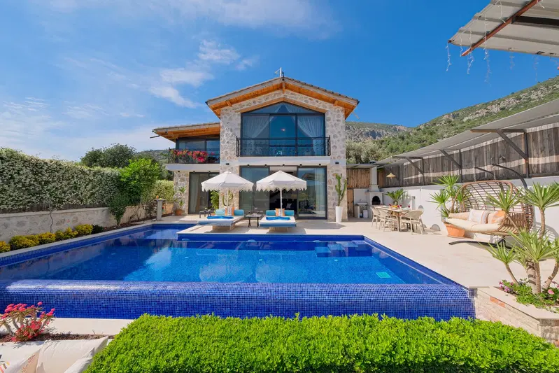 Çayköy’de korunaklı havuzlu kiralık villa