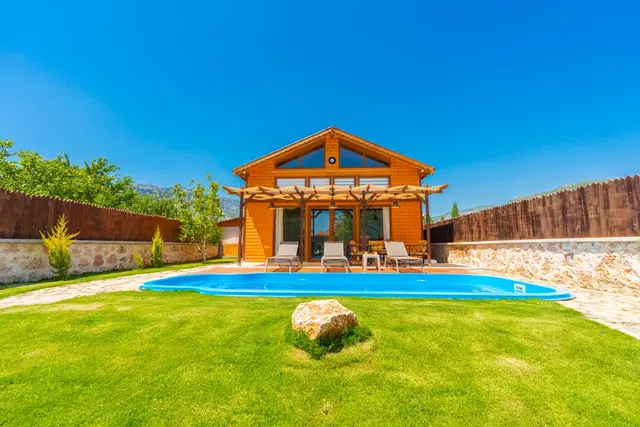 Balayına Uygun, Korunaklı Havuzlu Kiralık Villa– Bezirgan, 4 Kişilik