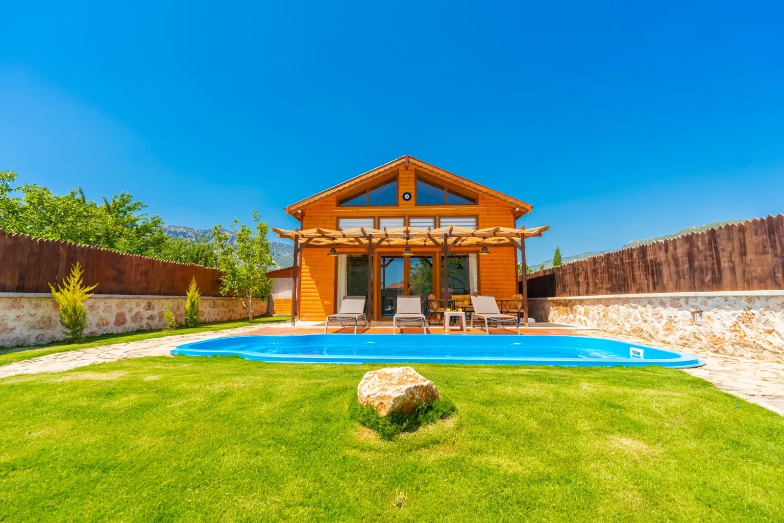 Bezirgan’da korunaklı havuzlu kiralık villa