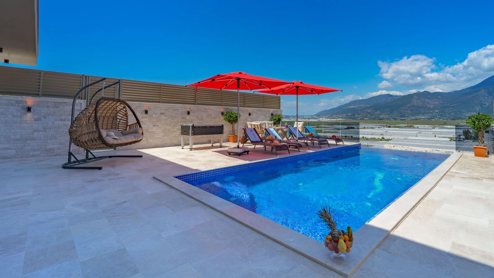 Yeşilköy’de Balayı Çiftlerine Uygun, Korunaklı Havuzlu, Jakuzili, Lüks Villa
