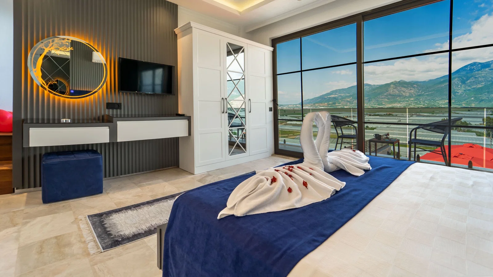 Yeşilköy’de Balayı Çiftlerine Uygun, Korunaklı Havuzlu, Jakuzili, Lüks Villa