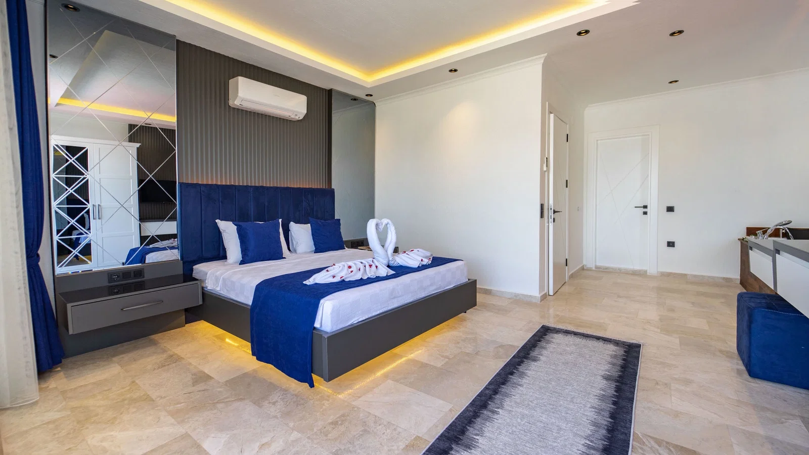Yeşilköy’de Balayı Çiftlerine Uygun, Korunaklı Havuzlu, Jakuzili, Lüks Villa