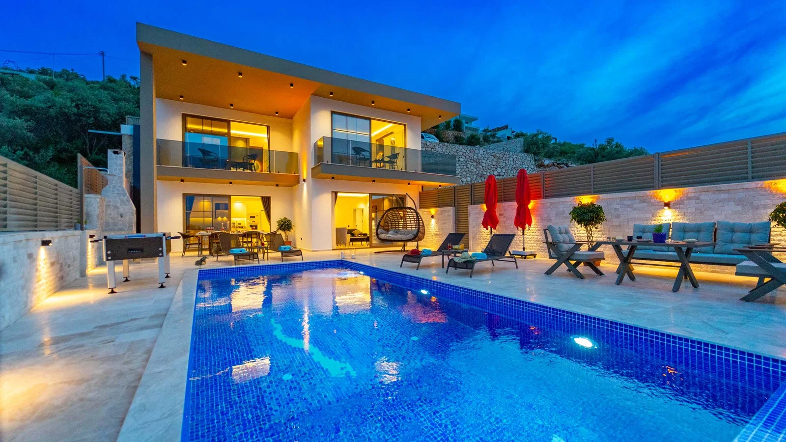 Yeşilköy’de Balayı Çiftlerine Uygun, Korunaklı Havuzlu, Jakuzili, Lüks Villa