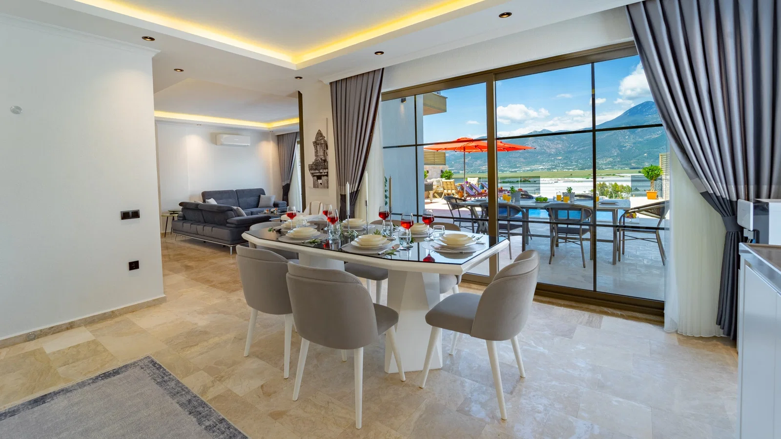Yeşilköy’de Balayı Çiftlerine Uygun, Korunaklı Havuzlu, Jakuzili, Lüks Villa