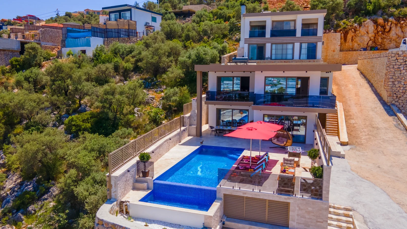 Yeşilköy’de Balayı Çiftlerine Uygun, Korunaklı Havuzlu, Jakuzili, Lüks Villa
