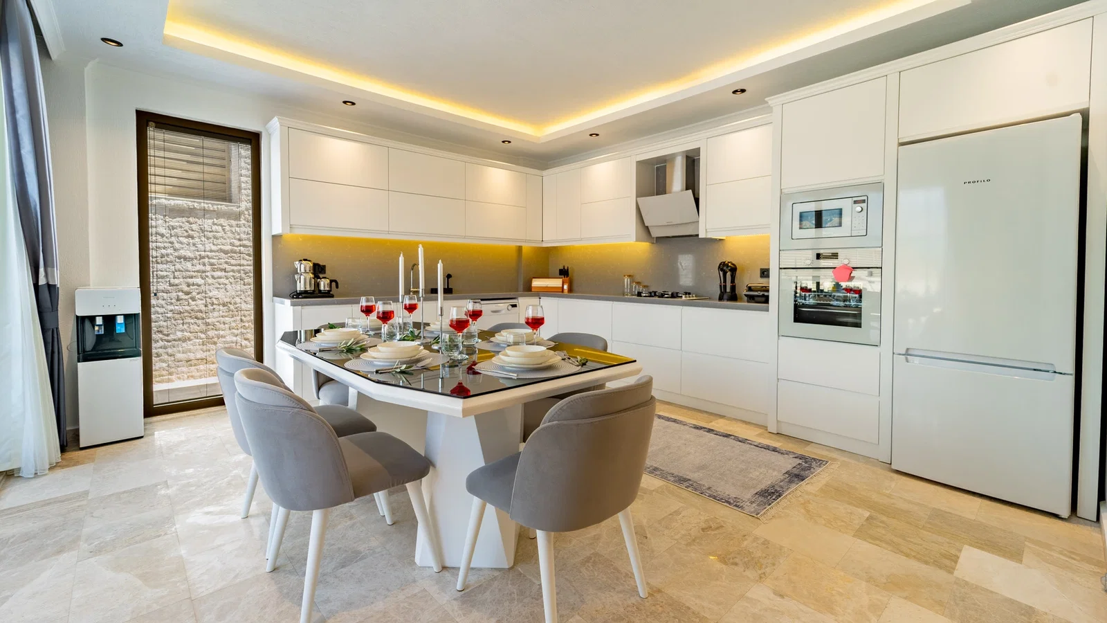 Yeşilköy’de Balayı Çiftlerine Uygun, Korunaklı Havuzlu, Jakuzili, Lüks Villa