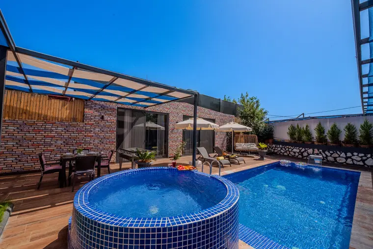 Çavdır’da Korunaklı, Çocuk Havuzlu, 2 Kişilik, Kiralık Villa