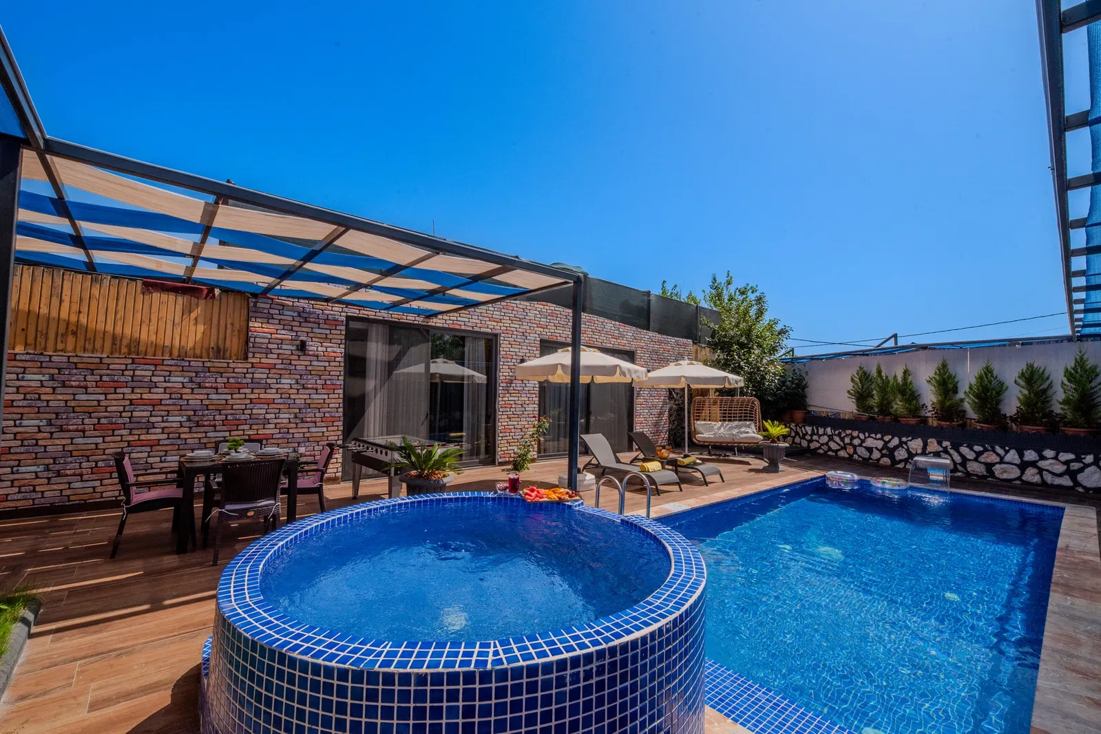 Çavdır’da korunaklı havuzlu kiralık villa