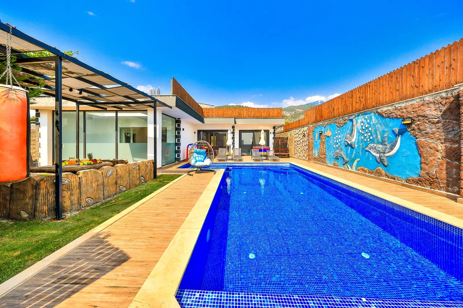 Çavdır’da korunaklı havuzlu kiralık villa