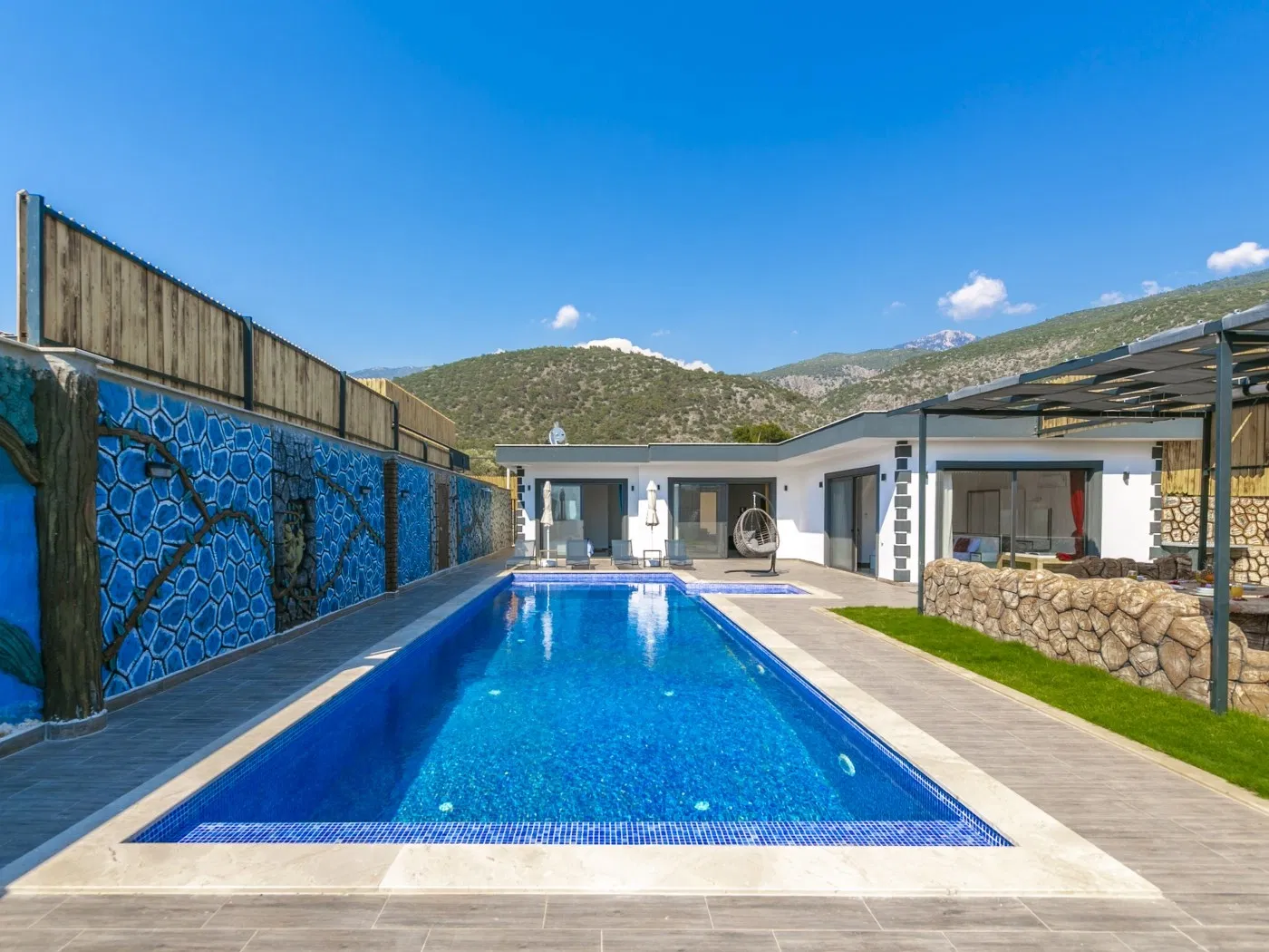 Çavdır’da korunaklı havuzlu kiralık villa