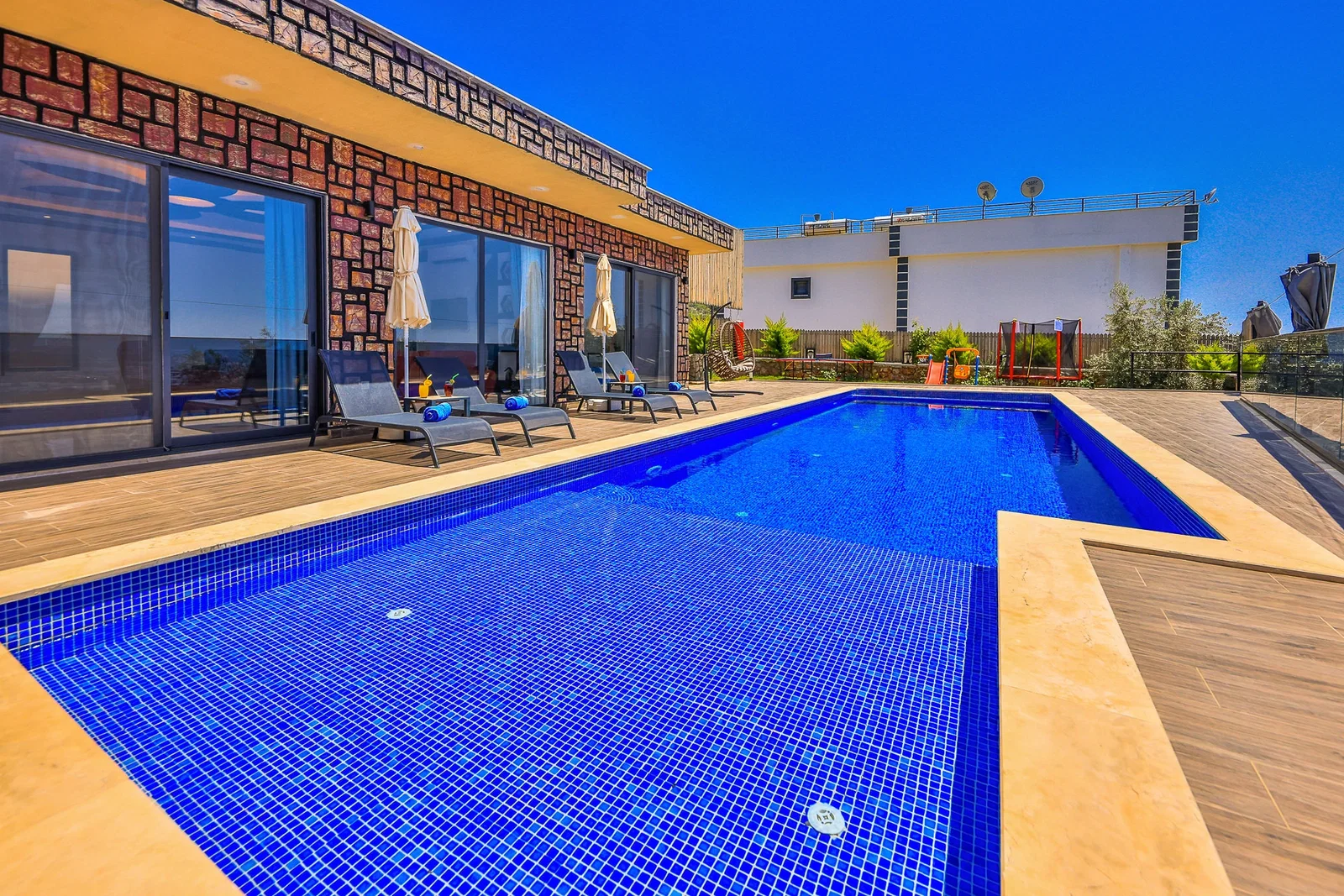 Çavdır’da Balayı Çiftlerine Uygun, Korunaklı Havuzlu, 2 Yatak Odalı, Kiralık Villa