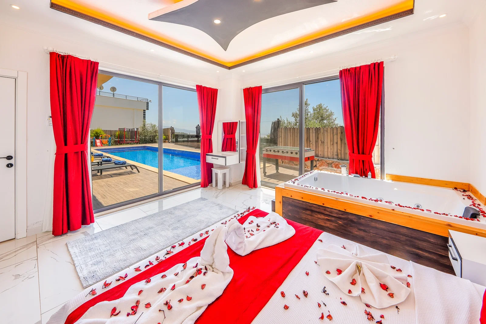 Çavdır’da Balayı Çiftlerine Uygun, Korunaklı Havuzlu, 2 Yatak Odalı, Kiralık Villa