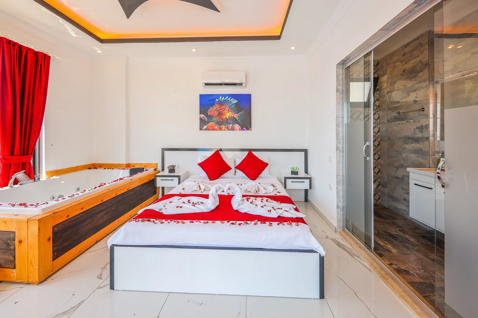 Çavdır’da Balayı Çiftlerine Uygun, Korunaklı Havuzlu, 2 Yatak Odalı, Kiralık Villa