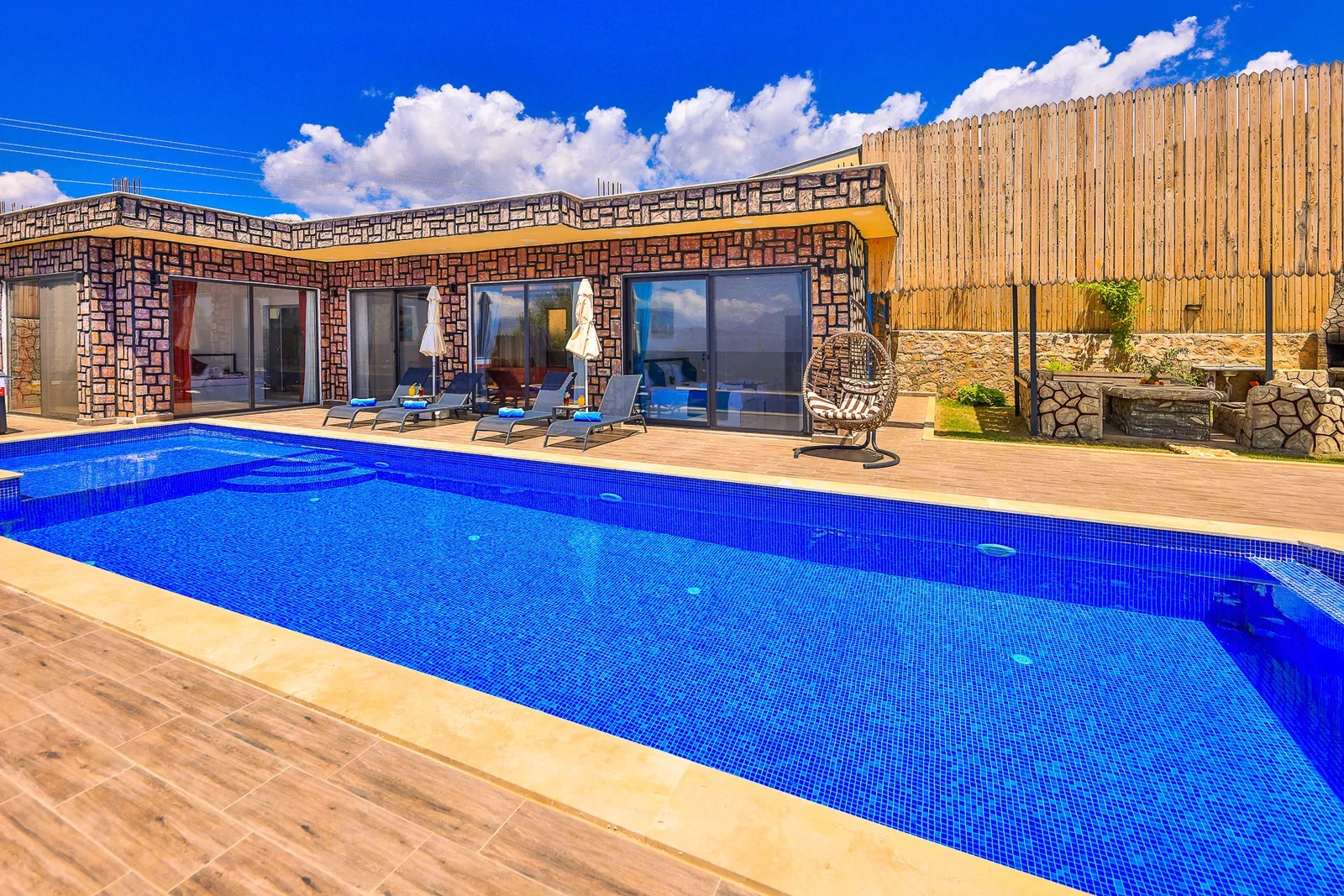 Çavdır’da Balayı Çiftlerine Uygun, Korunaklı Havuzlu, 2 Yatak Odalı, Kiralık Villa