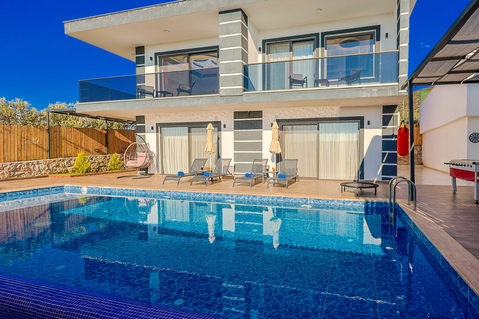 Çavdır’da Balayı Çiftlerine Uygun, Korunaklı Havuzlu, 2 Yatak Odalı, Kiralık Villa