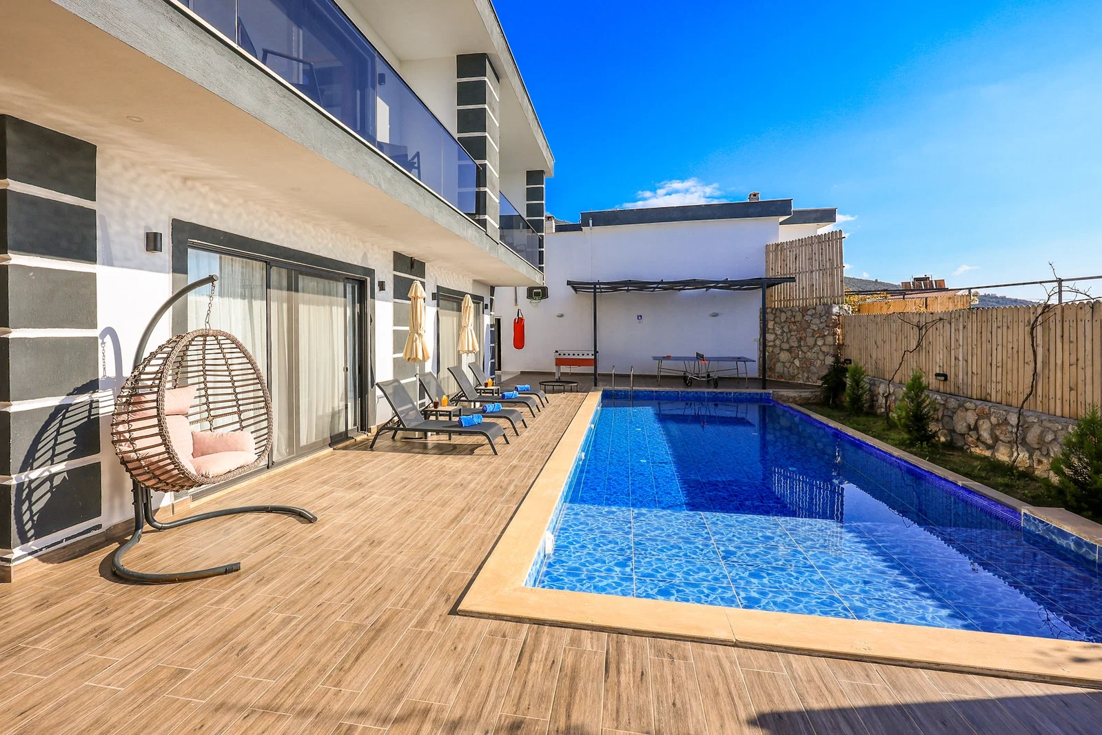 Çavdır’da Balayı Çiftlerine Uygun, Korunaklı Havuzlu, 2 Yatak Odalı, Kiralık Villa