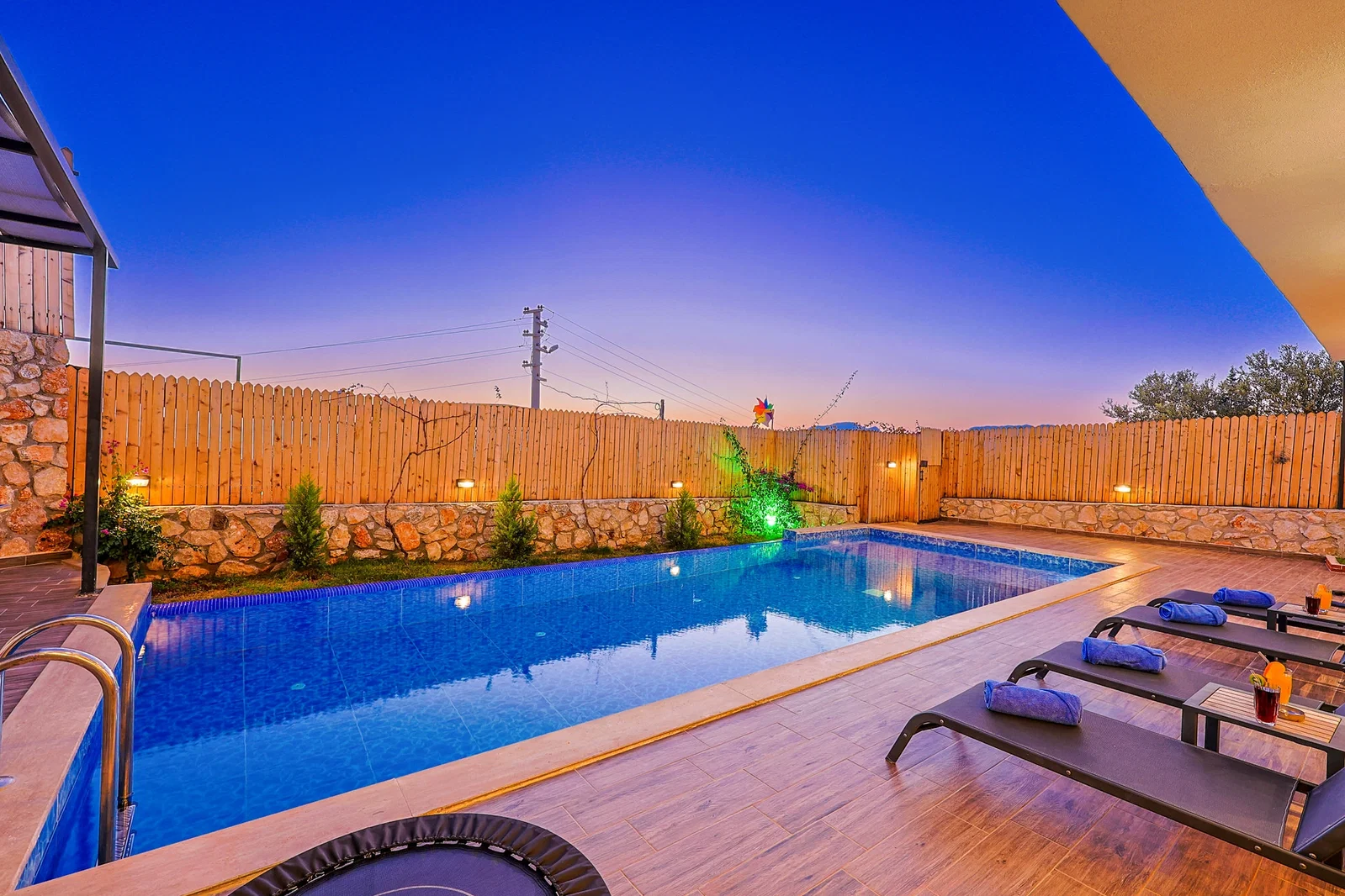 Çavdır’da Balayı Çiftlerine Uygun, Korunaklı Havuzlu, 2 Yatak Odalı, Kiralık Villa