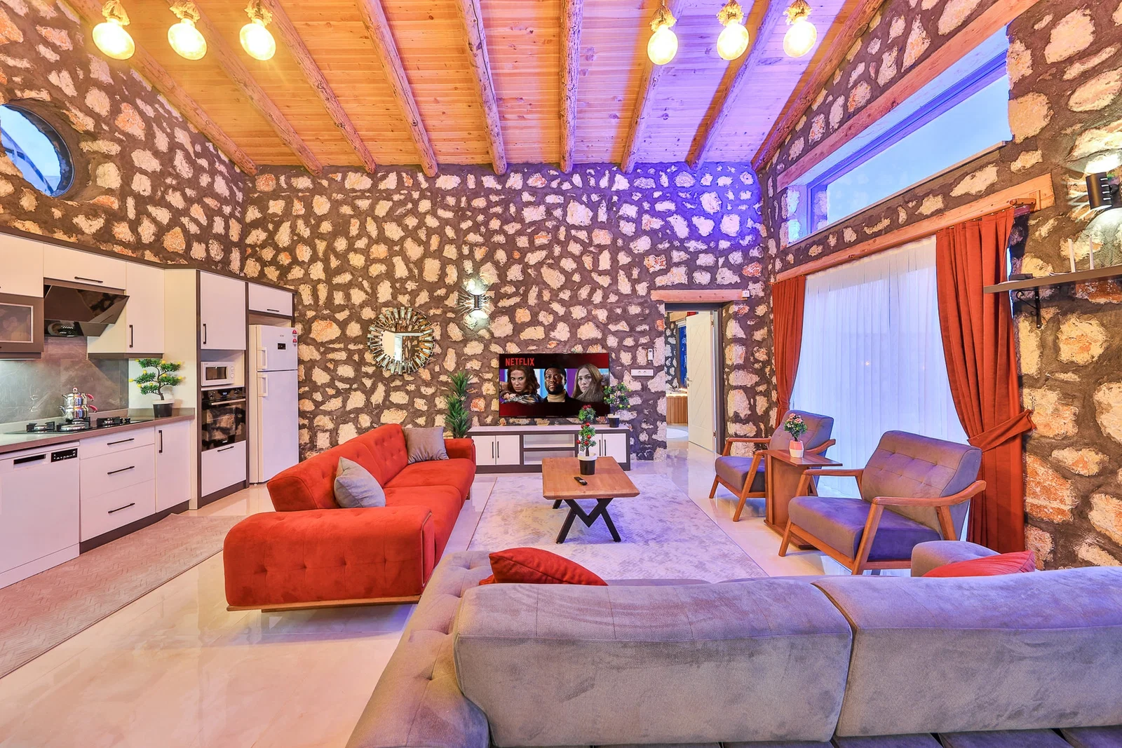 Çavdır’da Korunaklı, Çocuk Havuzlu, 4 Kişilik, Kiralık Villa