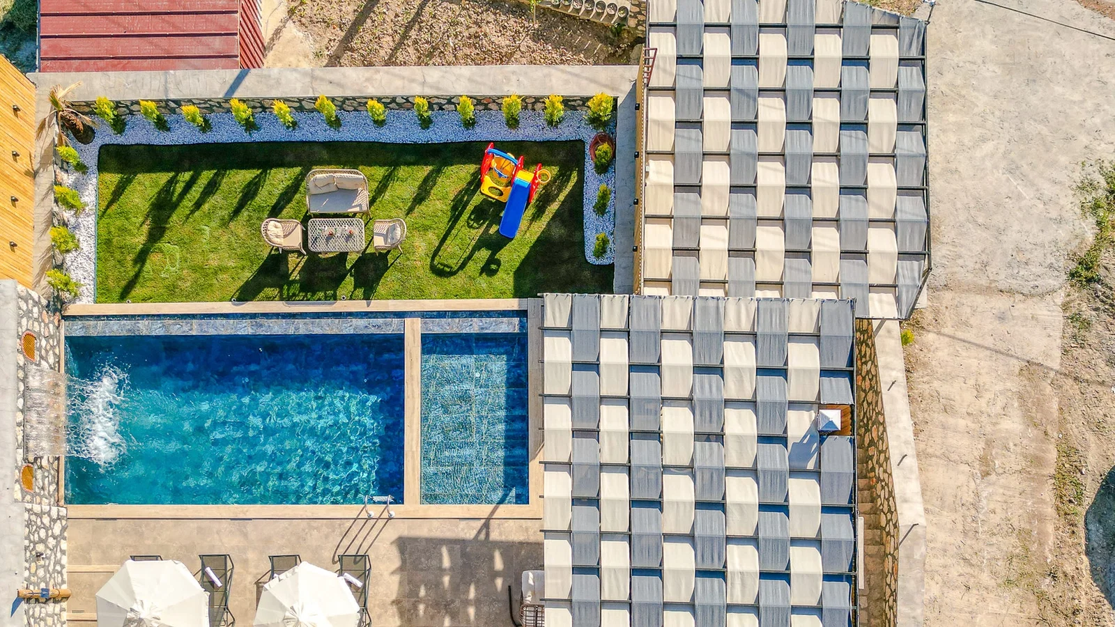 Çavdır’da Korunaklı, Çocuk Havuzlu, 4 Kişilik, Kiralık Villa
