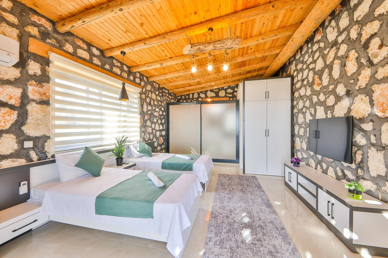 Çavdır’da Korunaklı, Çocuk Havuzlu, 4 Kişilik, Kiralık Villa